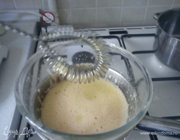 Прогреть смесь, слегка смешивая венчиком. Сахар должен растаять, а смесь поредеть. Обычно у меня на это уходит 3-4 минуты