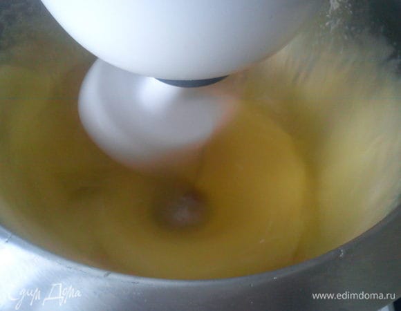 Влить смесь в чашу комбайна или в миску для взбивания.