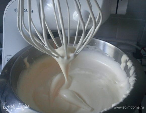 Взбивать до тех пор, пока масса увеличится в объеме и будет стекать лентой с венчика