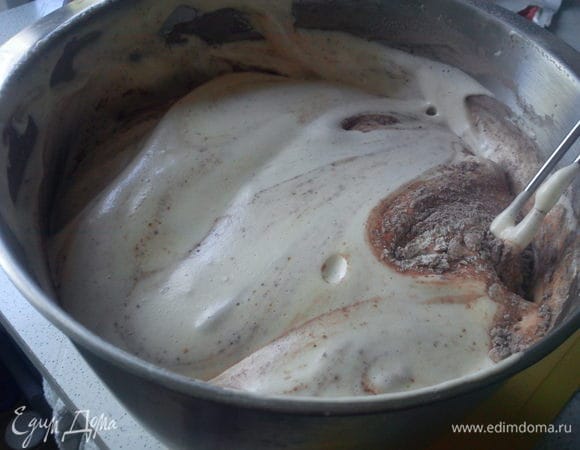 Добавить сухие ингридиенты к взбитым яйцам. Аккуратно вмешать, проворачивая лопаткой в одну сторону, а миску в обратную