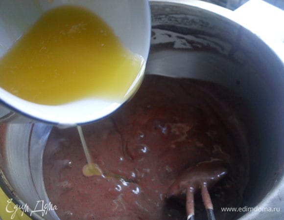 Сливочное масло растопить и охладить до комнатной температуры. Влить в тесто и аккуратно вмешать