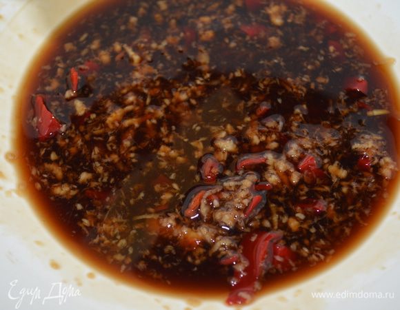 Для маринада смешать в большой миске соевый соус со всеми остальными ингредиентами( чеснок раздавить, имбирь мелко нарезать, перец чили мелко нарезать, семечки убрать) 