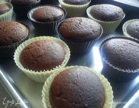 Достать из духовки и дать постоять 5 минут. Вынуть кексы из форм и остудить на решетке.