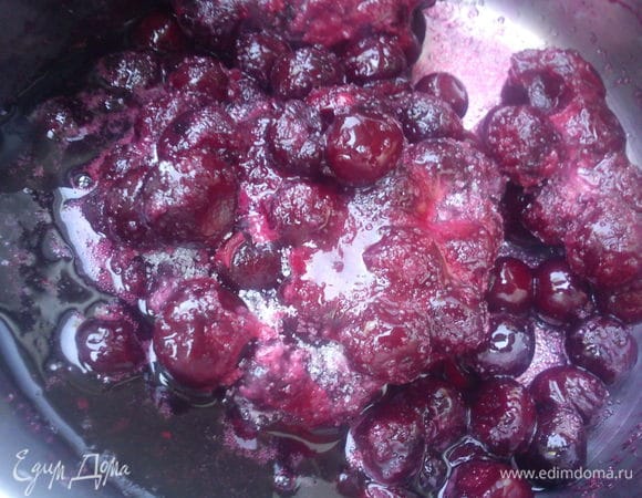 Вишни засыпать сахаром и дать постоять, пока они пустят сок. Сок слить и прогреть до закипания