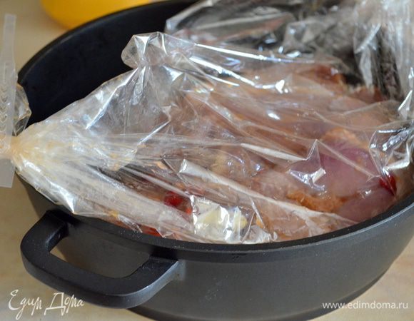 мясо переложить в рукав, добавить 2 ст ложки маринада, положить туда 2 зубчика чеснока целиком и посыпать кунжутом. Завернуть как конфету и завязать с обеих сторон. Перенести в форму для запекания