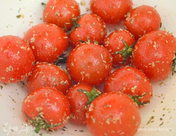 черри помыть и обсушить. Сбрызнуть оливковым маслом, солью и орегано. Перемешать 