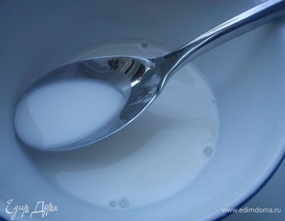 Крахмал размешать в 3 ст л холодной воды и влить к соку.