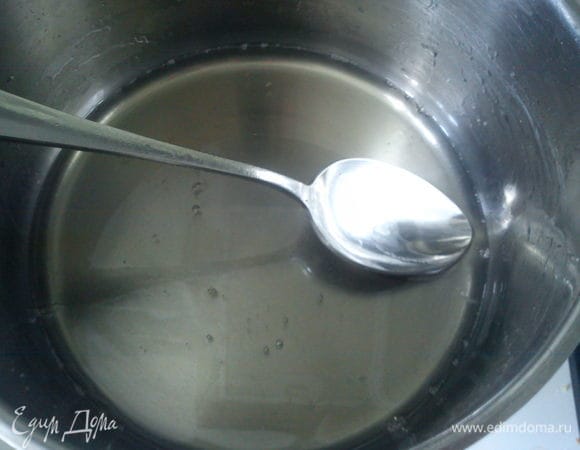 Из сахара и воды сварить сироп, остудить и влить к нему 2-3 ст л вишневой или любой фруктовой наливки или ликера.