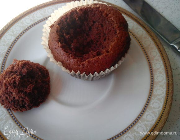 У остывших кексов вынимаем ножом серединку