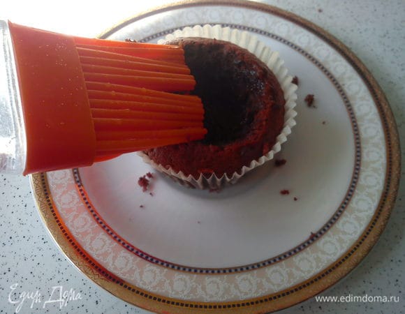 Пропитываем кексы сиропом