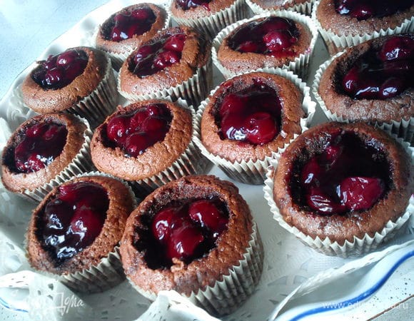 Наполняем вишневой начинкой