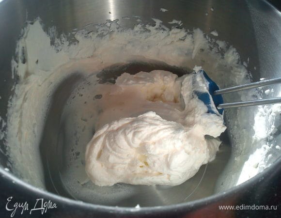 Взбить хорошо охлажденные сливки с сахарной пудрой и загустителем