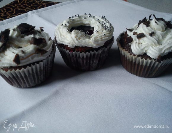 Выложить сливки в кондитерский мешок или пакет. Выложить сверху на кексы, покрывая полностью, а можно оставить серединку. Я украшала, как классический торт, шоколадной стружкой.