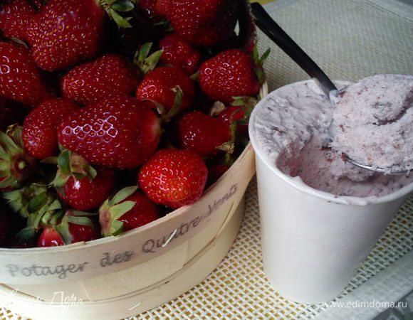 Остатки бисквита я подсушила , немного измельчила и добавила в мороженое. Мороженое в этот раз я готовила по рецепту Катюши(Ягодное мороженое), только вместо смородины брала клубнику. Катюша, спасибо!Мороженое очень вкусное, всем рекомендую!