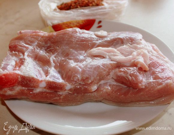 Ребра помыть, насухо вытереть, порезать порционно. 