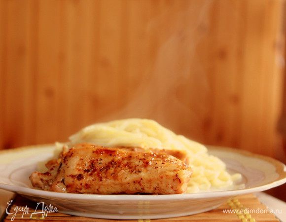 Спагетти отварить в большом количестве подсоленной воды. Подавать спагетти со свиными ребрами горячими.  