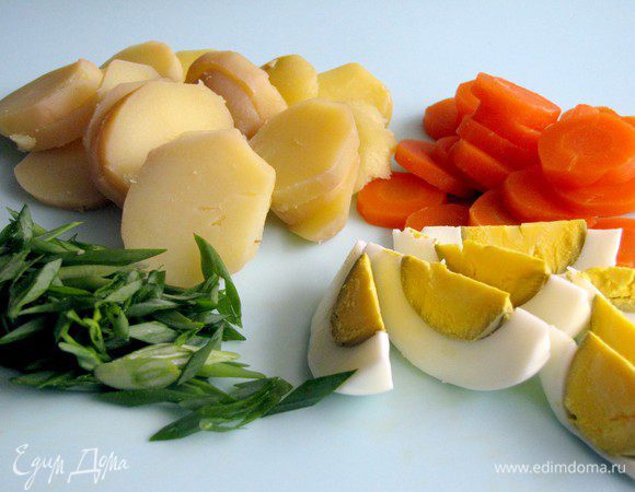 Морковь и картофель нарезать тонкими кружками, яйца дольками. Лук измельчить.