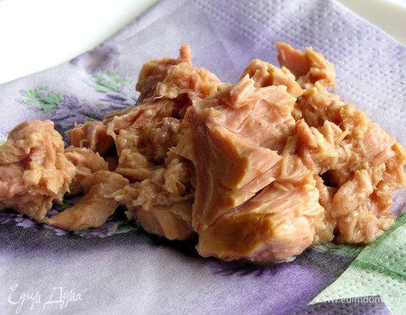 Филе тунца в масле достать из банки, обсушить на салфетке и разобрать на кусочки.