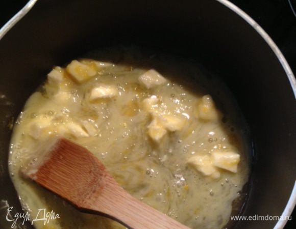 Для приготовления лимонного курда смешать с сотейнике цедру и сок лимона, сахар, крахмал, нарезанное кусочками масло и слегка взбитое яйцо. 