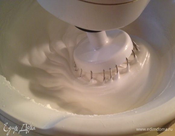 Предварительно разогреть духовку до 190С. Противень выстелить, слегка смоченной, бумагой для выпечки.
Отделить белки (должны быть холодными) от желтков. Белки взбить в крепкую пену, затем, продолжая взбивать, понемногу добавлять сахар, миндальную эссенцию и крахмал, чтобы получилась блестящая и однородная масса.