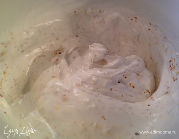 Добавить молотый миндаль и аккуратно перемешать массу ложкой.
