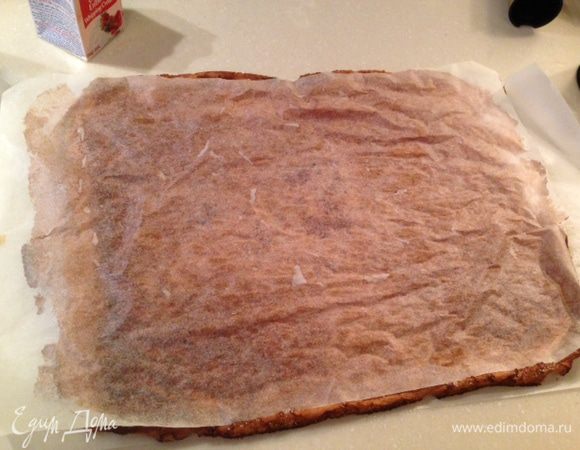 Выложить всю белковую массу ровным слоем на противень с бумагой и выпекать в духовке 12-15 мин. Доставать не сразу, приоткрыть духовку и дать немного остыть.  На столе расстелить еще один лист бумаги для выпечки, посыпать сахарной пудрой. Готовую меренгу перевернуть на этот лист, вместе  с бумагой, на которой она выпекалась. Дать остыть и аккуратно снять бумагу с поверхности коржа.