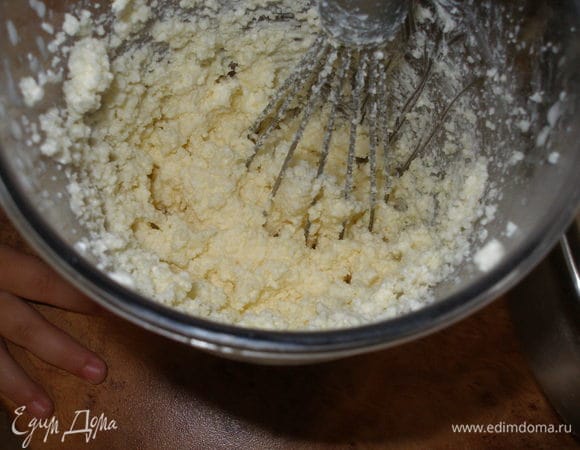 Творог, 3 столовые ложки сахара, соль, сок лимона смешать.
