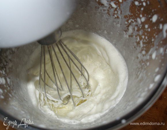 Взбить сливки.