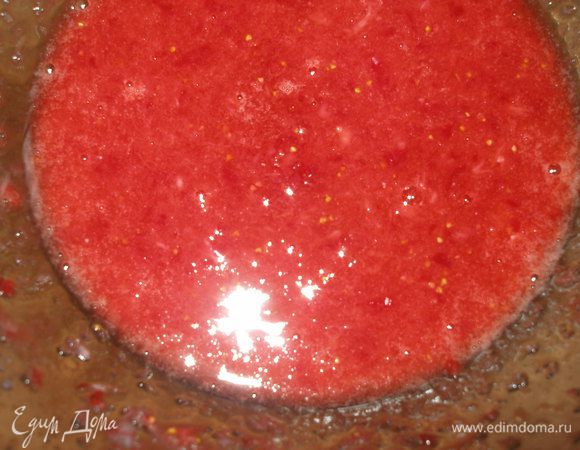 Клубнику пюрировать с помощью блендера, с двумя ложками сахара.