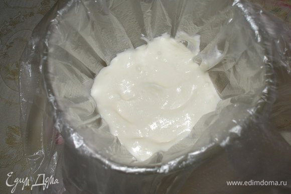 Форму изнутри застелить пищевой пленкой. Выложить творожный крем и разровнять.Поставить на 15-20 минут в морозилку.