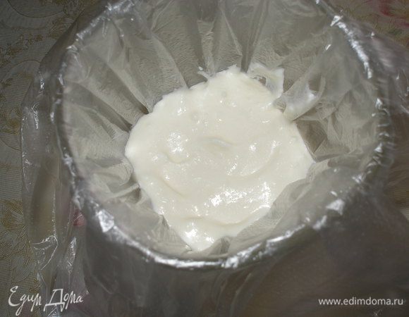 Форму изнутри застелить пищевой пленкой. Выложить творожный крем и разровнять.Поставить на 15-20 минут в морозилку.