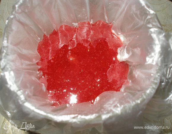 Вытащить форму из морозилки, и поверх творожного слоя распределить клубничное пюре. Поставить опять минут на 15-20 в морозилку.Так повторяем слои пока не закончится творожный крем и клубничное пюре.