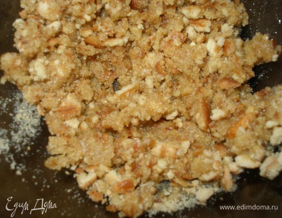 Растопить масло и смешать его с печеньем.