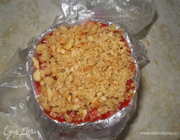 Поверх мороженого разложить массу из печенья, утрамбовать. Накрыть форму пищевой пленкой и убрать в морозилку на 4-6 часов. В идеале на ночь.