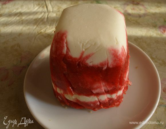 Перевернуть форму с тортиком на блюдо, снять форму, удалить пищевую плёнку. Готовый торт украсить ягодами, ну или на Ваш вкус!)
