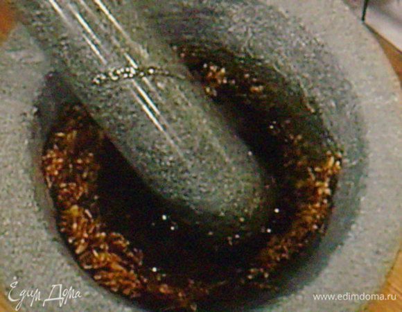 Для  маринада   растереть специи с  половинкой чили ( можно взять и сухой чили ), чесноком, перцом и солью. Добавить уксус и оливковое масло и этой кашицей натереть куриные грудки и оставить мариноваться мин. на 1 час при комнатной температуре.