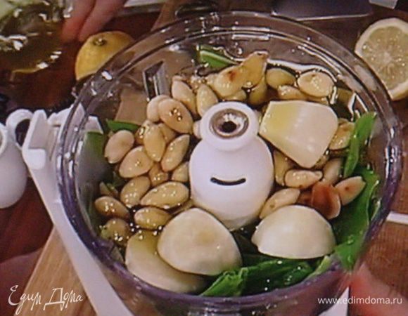 Для песто черемшу (листики) взбить в блендере с миндалём, луком, оливковым маслом, соком 1/2 лимона(снять заранее цедру) до кремовой консистенции, добавить натертый пармезан. Посолить, поперчить.