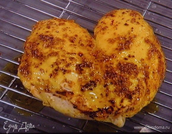 Духовку разогреть до 170°. Мясо вынуть из маринада и обжарить на сковородке со всех сторон, выложить на противень и запечь в духовке. Если хотите мясо более диетичное, можно обжарку упустить.