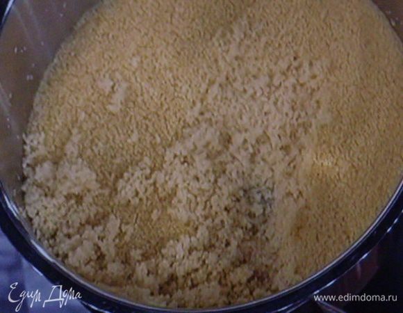 Бульон закипятить. Кус-кус залить кипящим бульоном, дать кус-кусу набухнуть (это займёт около 5 мин.) Заправить соком и цедрой половины лимона, солью и перцем.