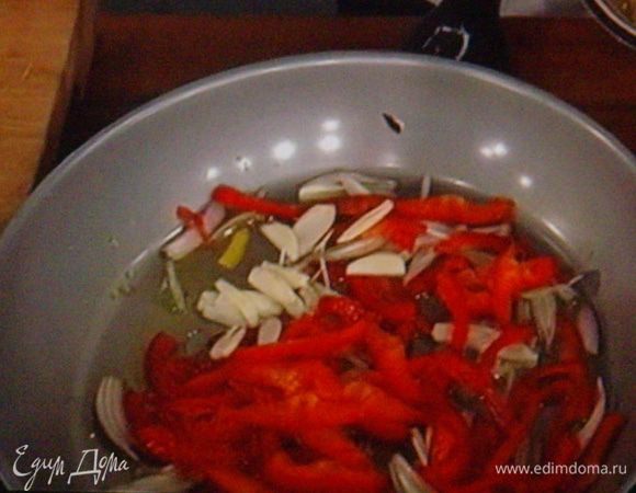 Шалот нарезать тонкой стружкой о обжарить на оливковом масле с тонко нарезанной паприкой, цукини и баклажаном. Все овощи нарезать очень тонко не используя серединки! Посолить, поперчить.