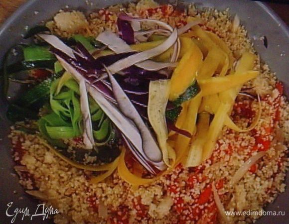 Овощи соединить с кус-кусом, по надобности добавить соль и перец.