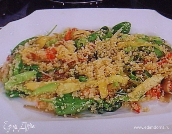 На тарелку выложить кус-кус с овощами.... 