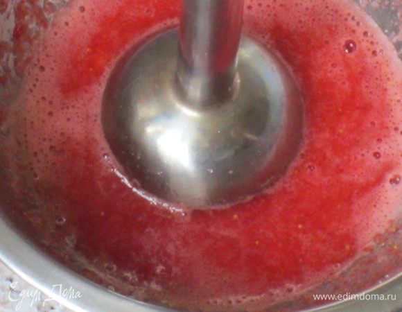 Желатин (2 пластинки) залить холодной водой и оставить на 5 минут. Клубнику и 40 г сахара пюрировать погружным блендером.