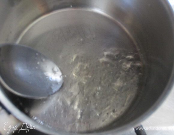 Розовую воду подогреть и добавить хорошо отжатый желатин. Массу хорошо перемешать до полного растворения желатина.