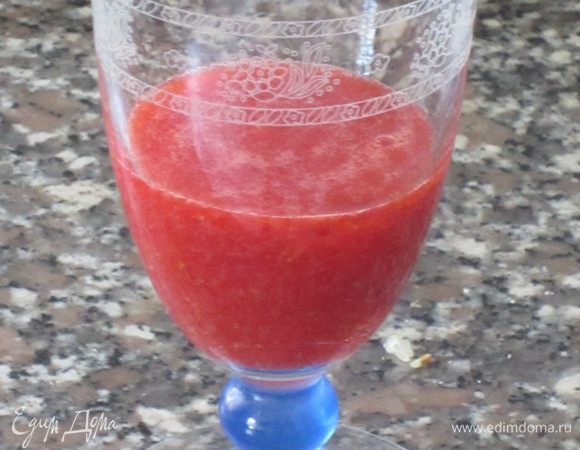 Добавить клубничное пюре, ещё раз перемешать, выложить в бокалы и поставить в холодильник.