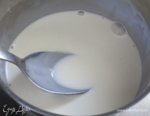 Оставшуюся пластинку желатина так же залить холодной водой на 5 минут.Половину сливок слегка подогреть,добавить ванилин и снять с огня.Ввести отжатый желатин,перемешать.