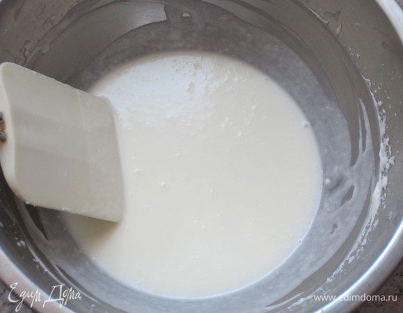 Оставшиеся сливки взбить с сахаром (60 г) и аккуратно ввести в сливки с желатином.