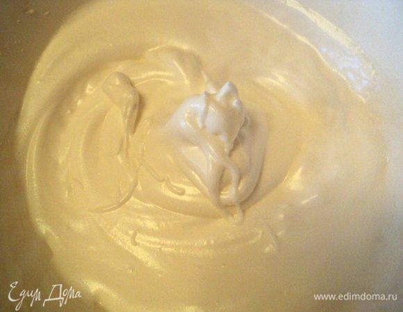 Белки взбить миксером до устойчивых пиков, в конце добавить сахар и ванильный сахар.