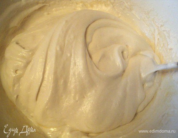 Добавить просеянную муку с разрыхлителем, осторожно размешать снизу вверх. Затем постепенно добавить растопленное масло. Разделить тесто на 4 части.