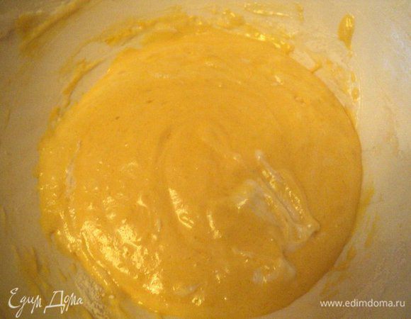 В 1 часть добавить 2 желтка, предварительно размешав вилкой до однородного состояния, и 1 ст. ложку муки.